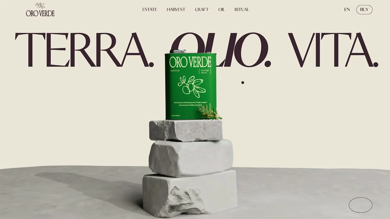Oro Verde olive oil tin standing on stones under the headline “Terra. Olio. Vita.”